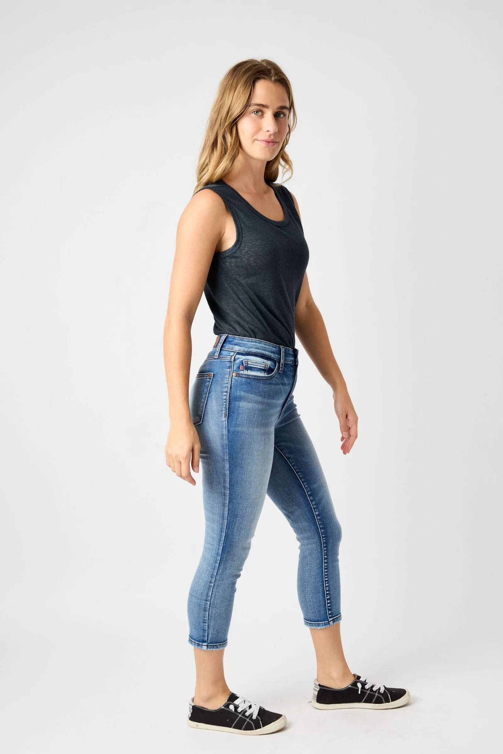 Judy Blue Mid-Rise Contrast Wash Capri